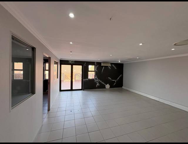 113M² OFFICE TO LET IN FOURWAYS